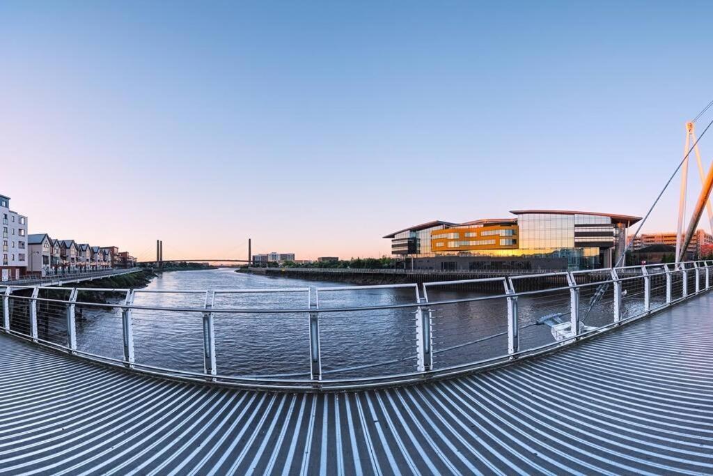 Luxury Riverfront Apartment Ньюпорт Экстерьер фото