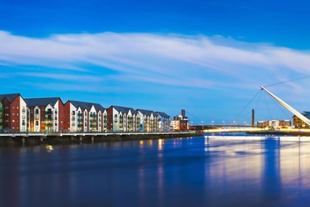 Luxury Riverfront Apartment Ньюпорт Экстерьер фото
