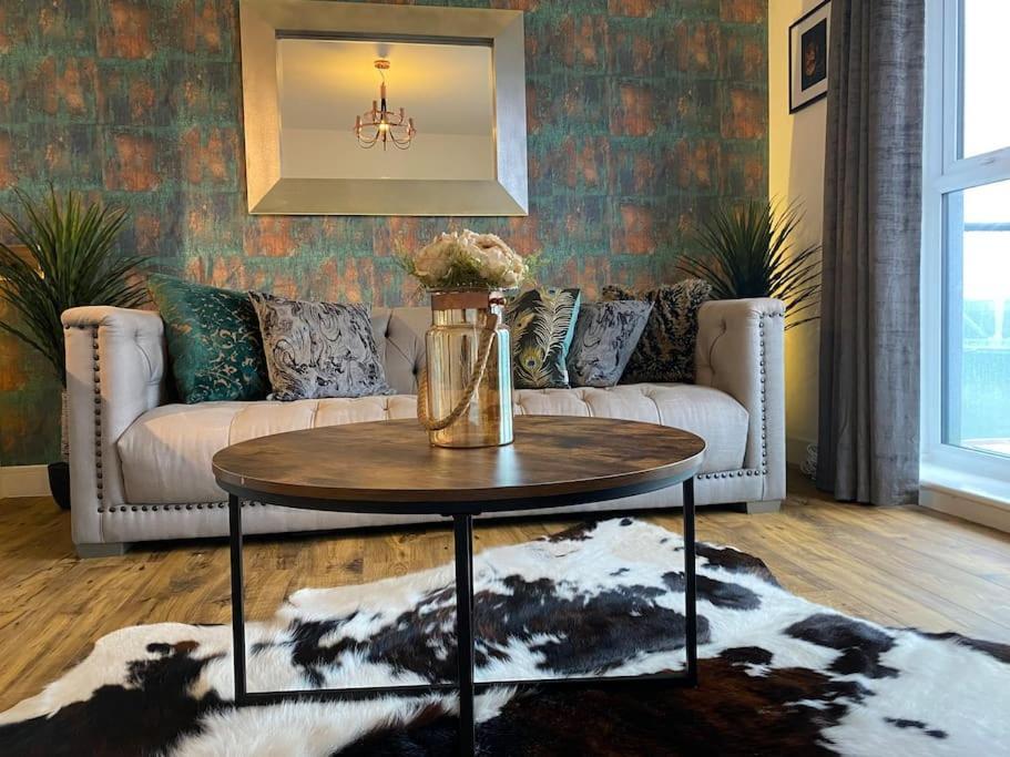 Luxury Riverfront Apartment Ньюпорт Экстерьер фото