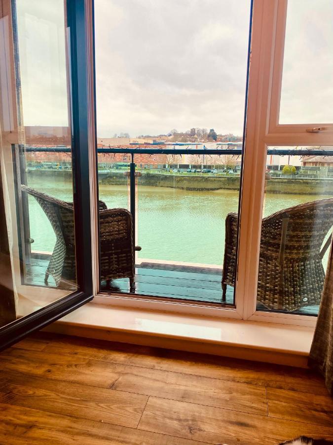 Luxury Riverfront Apartment Ньюпорт Экстерьер фото